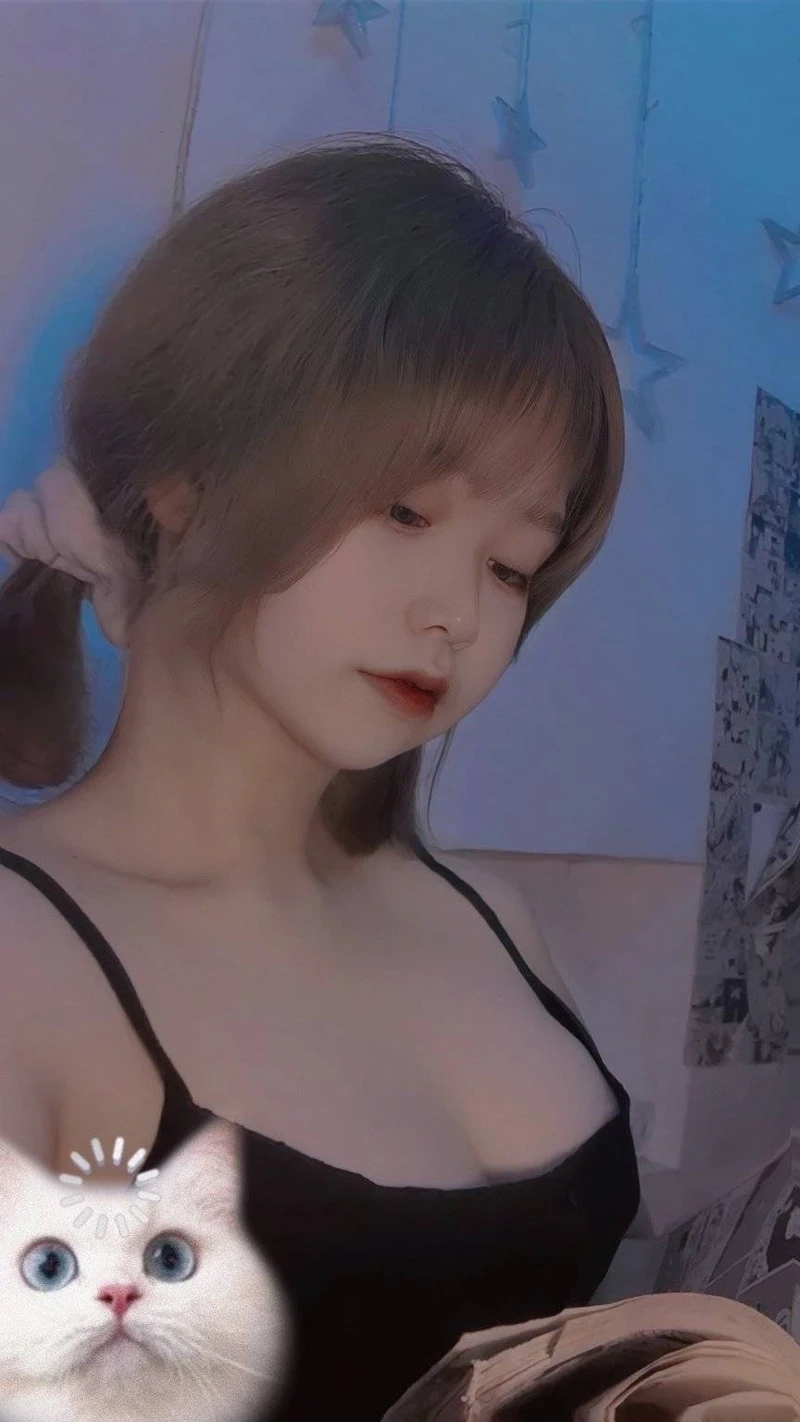 Ảnh chụp trước gương che mặt bằng mũ tạo phong cách mới lạ